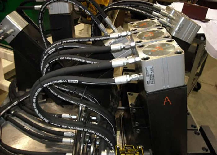 Hydraulic hoses routed to a valve block during an installation